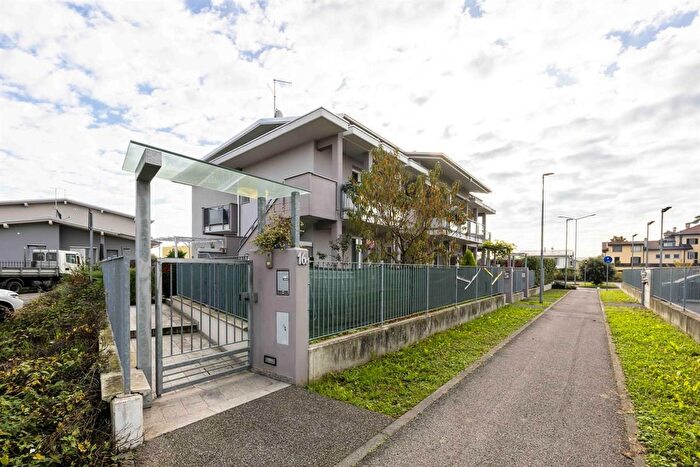 Appartamento quadrilocale in vendita in Via Gavazzeni, Martinengo