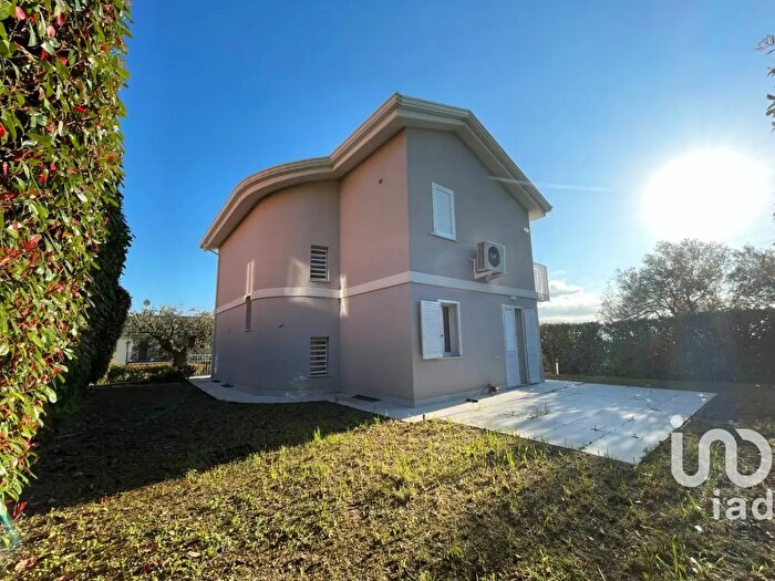Casa con 8 locali in vendita in Via San Lorenzo, Montecosaro