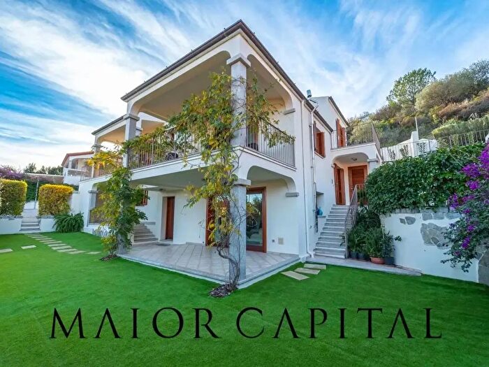 Casa con 6 locali in vendita in Budoni