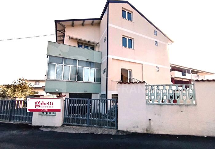 Appartamento con 5 locali in vendita in Via Capone, Cepagatti