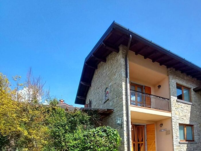 Casa con 6 locali in affitto in Via del Lò, Centro, Rovetta