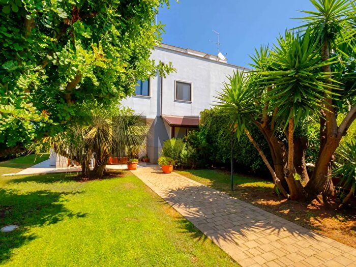 Casa con 6 locali in vendita in Strada Statale Complanare Ovest, Bari