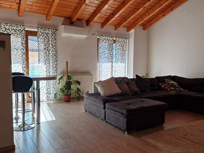 Appartamento trilocale in affitto in Via P Girola, Besano