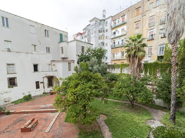 Appartamento trilocale in affitto in Via Stella, Sanità, Napoli