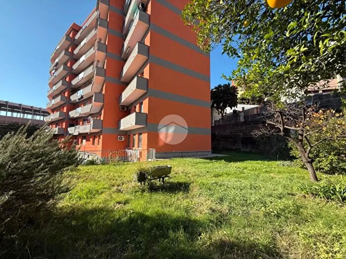 Appartamento con 5 locali in vendita in Via Sant'Alberto, Genova