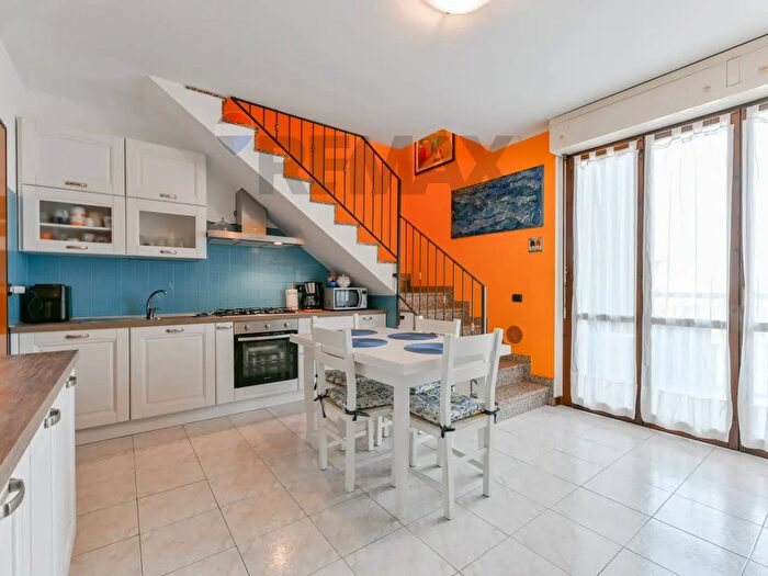 Appartamento trilocale in vendita in Via Giacomo Matteotti, Zibido San Giacomo