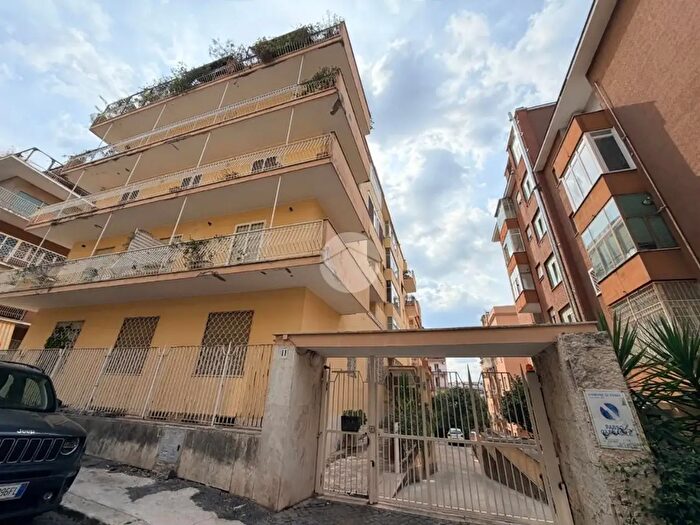 Appartamento con 5 locali in affitto in Via Genserico Fontana, Roma