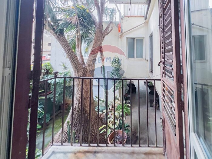 Appartamento con 6 locali in vendita in Via Pignatelli Aragona, Palermo