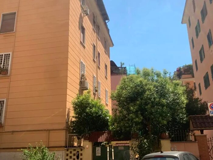 Appartamento trilocale in affitto in Via Laura Mantegazza, Roma