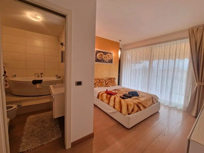 Casa con 6 locali in vendita in Carrara