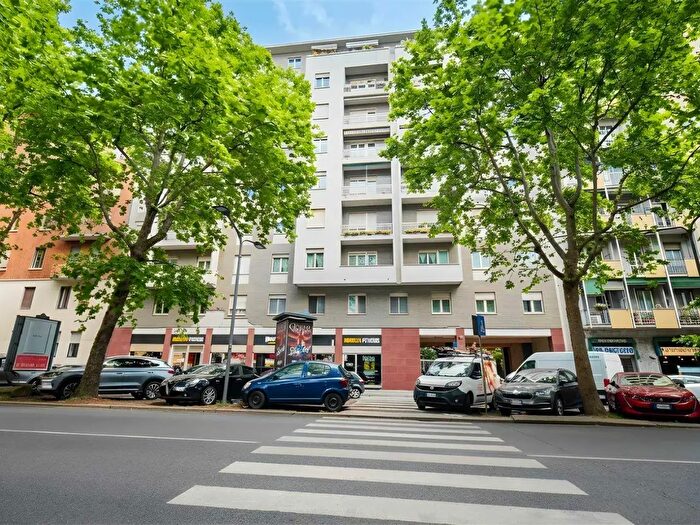 Appartamento con 8 locali in vendita in Viale Certosa, Milano