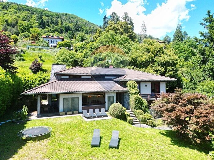 Casa con 7 locali in vendita in Ghiffa