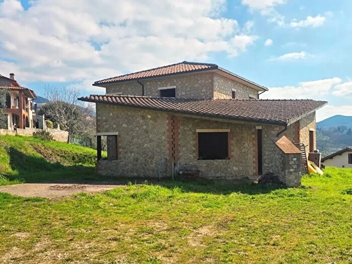 Casa con 9 locali in vendita in Via Pagliericci, Montecchio