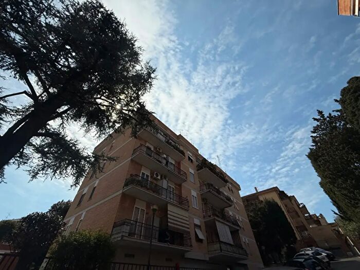 Appartamento trilocale in vendita in Via Castiglione dOrcia, Roma