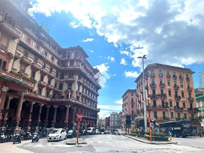 Appartamento con 6 locali in vendita in Piazza Piedigrotta, Napoli