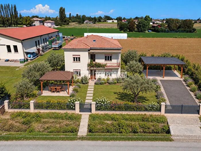 Casa con 5 locali in vendita in Via Lenzi Renazzo, Cento