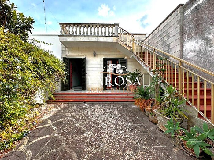 Casa con 10 locali in vendita in Melendugno