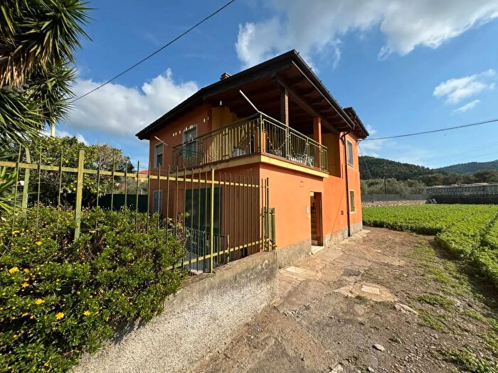 Casa trilocale in vendita in Via Divizia, Andora