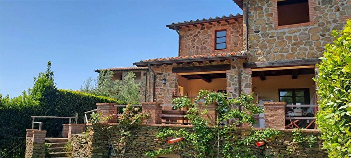 Casa con 7 locali in affitto in Scansano