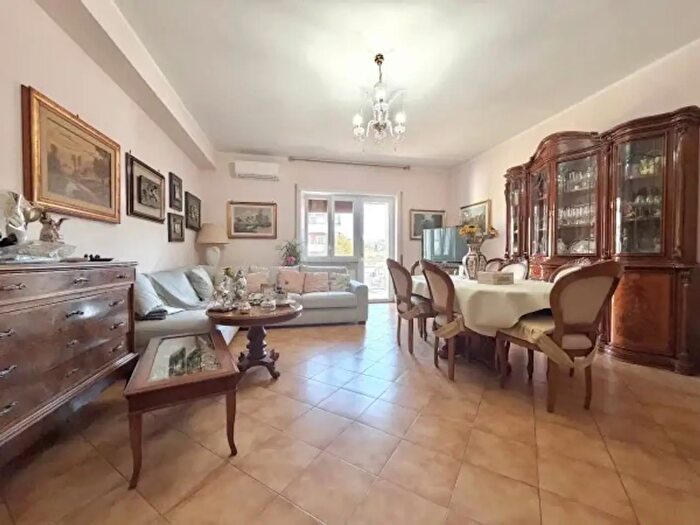 Appartamento con 5 locali in vendita in Via Mainardo, Roma