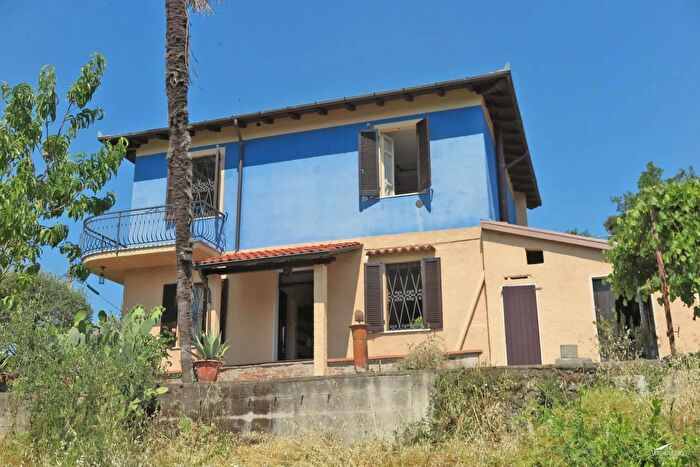 Casa con 8 locali in vendita in Bagnone