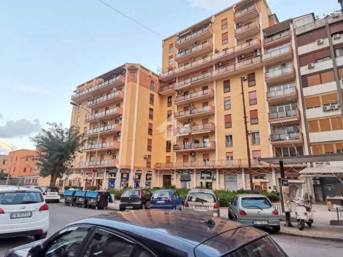Appartamento trilocale in affitto in Via Gustavo Roccella, Palermo