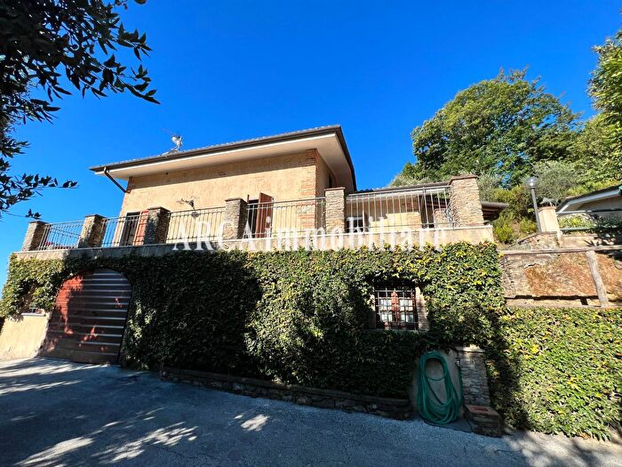 Casa con 8 locali in vendita in Pietrasanta