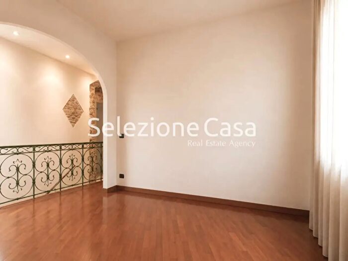 Appartamento con 6 locali in vendita in Cascina