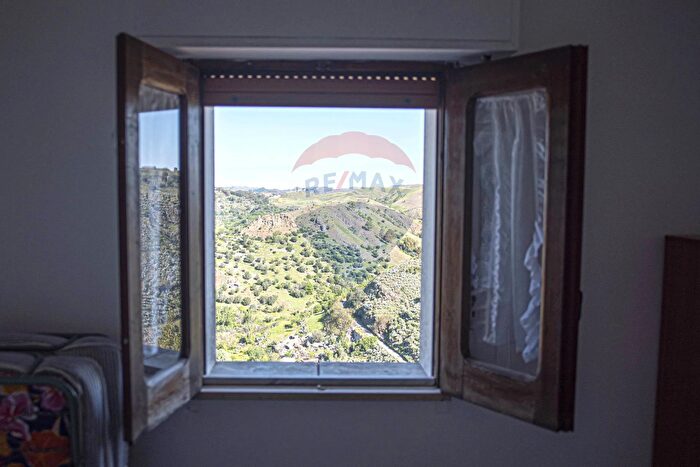 Casa con 5 locali in vendita in Via di Emilia, Vizzini