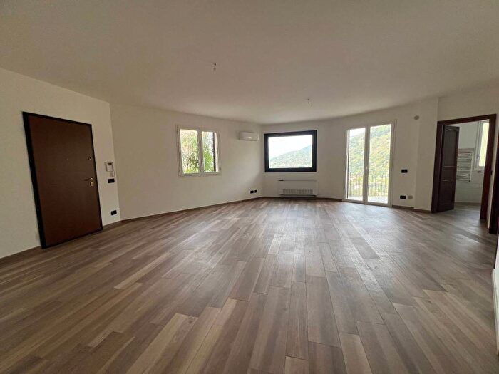 Appartamento con 6 locali in affitto in Via Alessandro Manzoni, Torretta