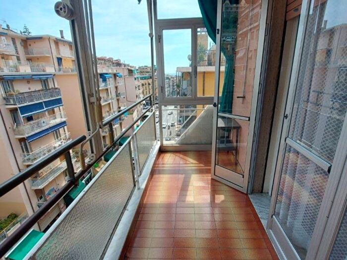 Appartamento trilocale in affitto in Via Pietro Agosti, Borgo, Sanremo