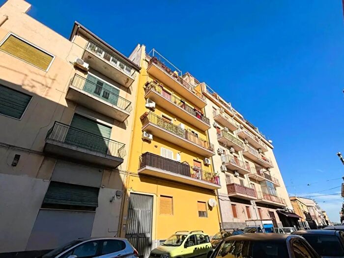Appartamento trilocale in vendita in Via Vezzosi, Catania