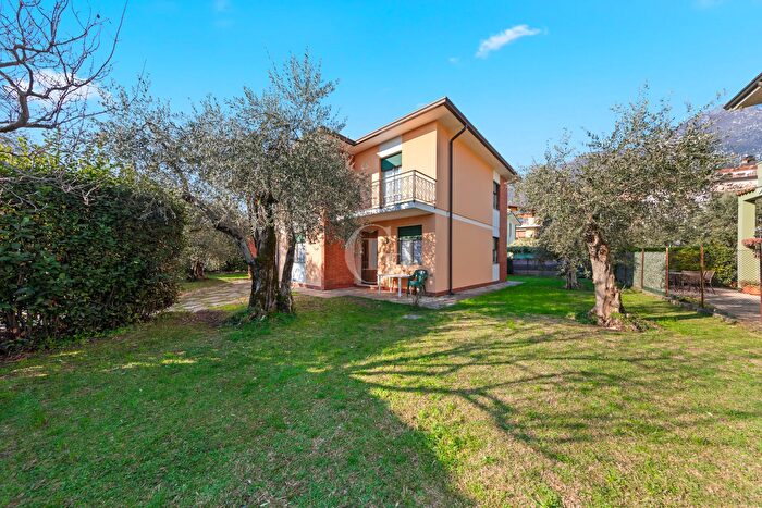 Casa con 10 locali in vendita in Toscolano Maderno