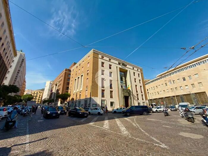 Appartamento trilocale in affitto in Via Guantai Nuovi, Napoli