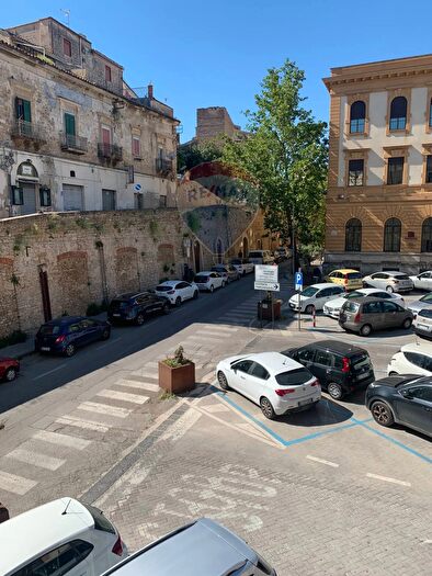 Appartamento con 6 locali in vendita in Piazza Marconi, Caltanissetta