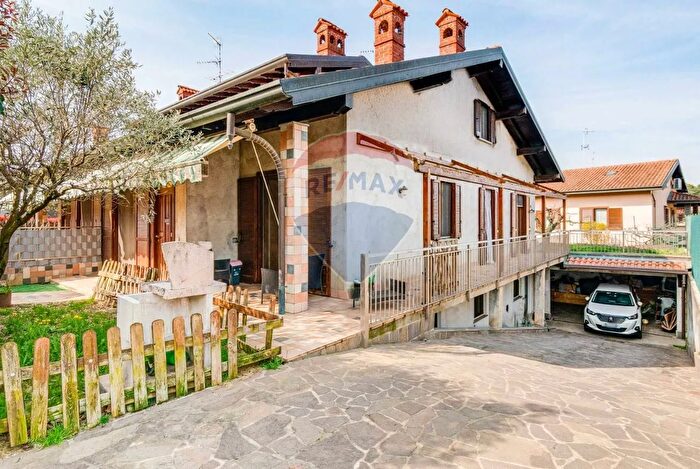 Casa con 6 locali in vendita in Via Antonio Vivaldi C, Cavaria Con Premezzo