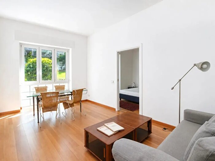 Appartamento trilocale in affitto in Via dei Pellegrini, Milano