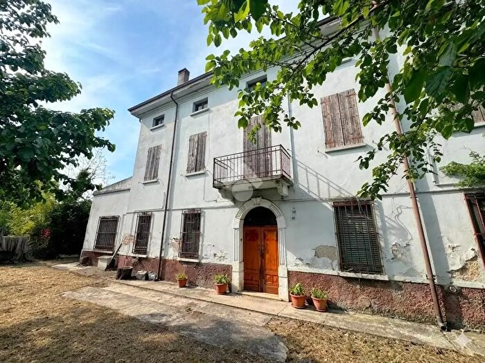 Casa con 6 locali in vendita in Str Sacca, Goito