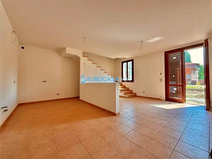 Casa quadrilocale in vendita in Via Don Minzoni Novi di Modena Mo, Novi Di Modena