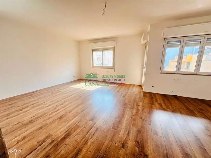 Appartamento con 6 locali in vendita in Viale della Resistenza, Comiso