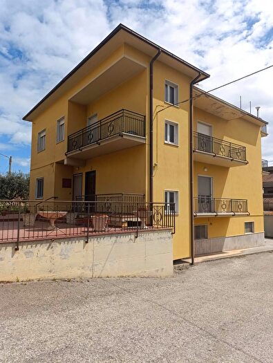 Casa con 8 locali in vendita in Nereto