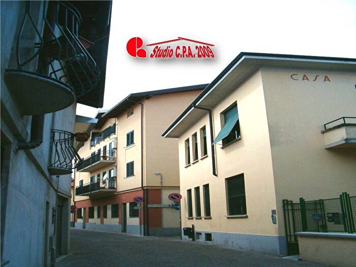 Appartamento trilocale in affitto in Via Alessandro Manzoni, Centro, Ferno