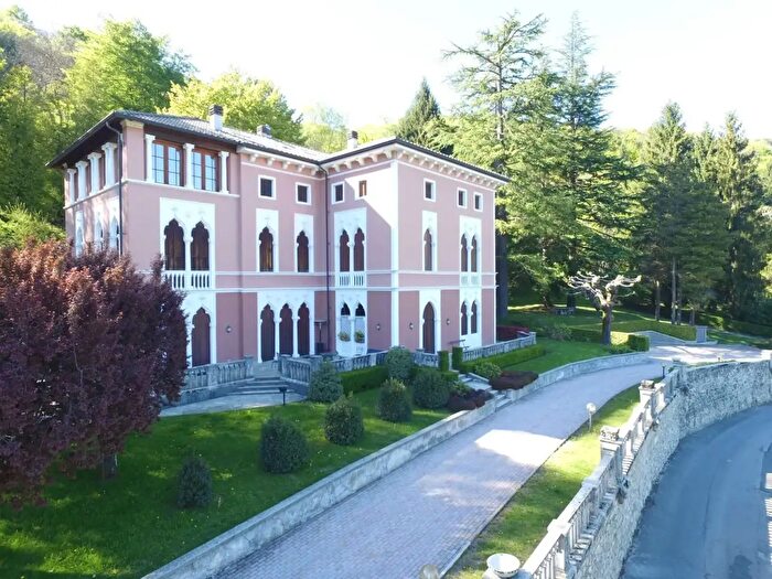 Appartamento con 7 locali in vendita in Via C Goldoni, Alta Valle Intelvi