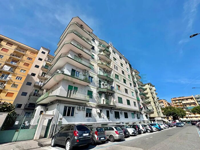 Appartamento trilocale in vendita in Piazza Gabriele d'Annunzio, Napoli