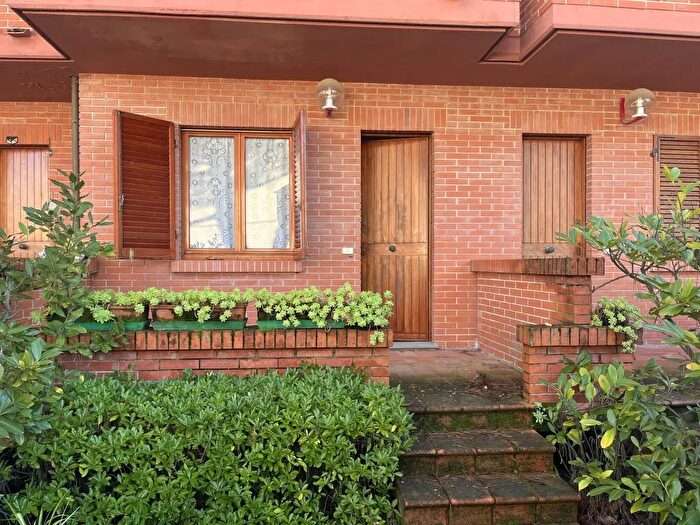 Casa con 5 locali in affitto in Massa