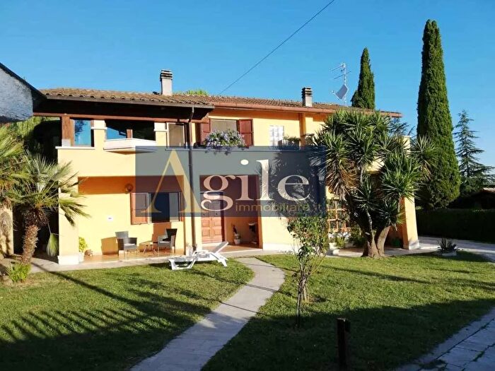 Casa con 8 locali in vendita in Via Molino, Maltignano