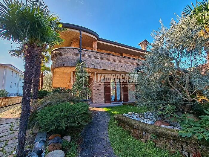 Casa con 7 locali in vendita in Via Toce, Cesate