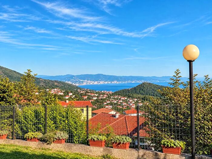 Appartamento con 7 locali in vendita in Via Pratorotondo, Cogoleto