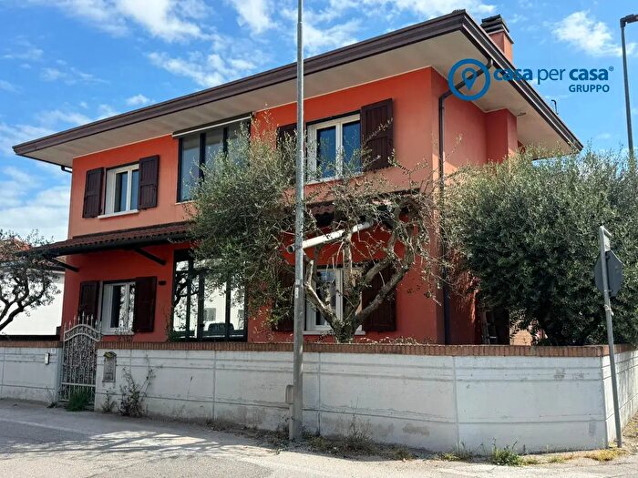Casa quadrilocale in vendita in Via Broglio, Solesino
