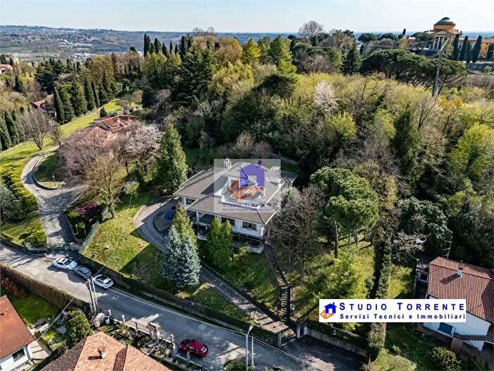 Casa con 8 locali in vendita in Via Curcetto, Inverigo